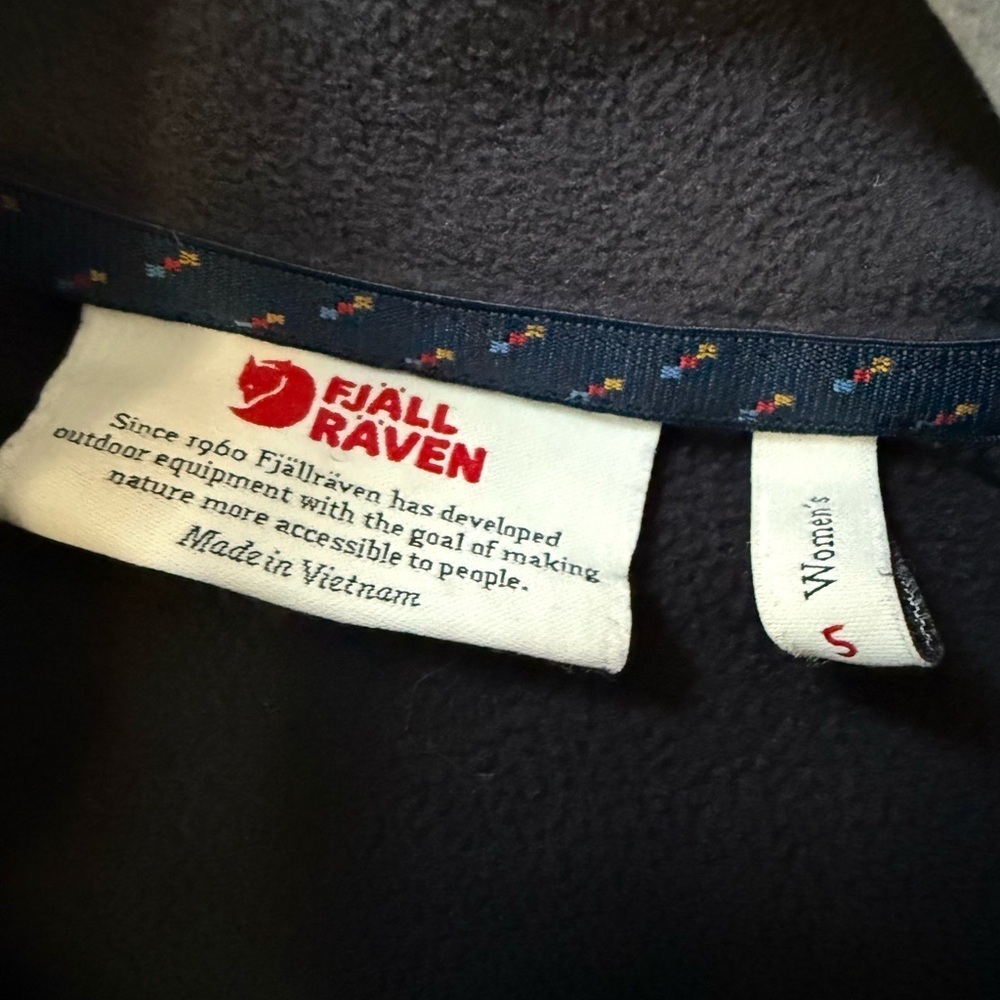 Fjällräven women’s size small Vardag Lite fleece pullover in a black half zip - Picture 4 of 6
